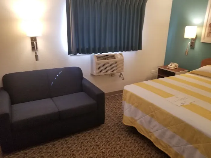 InTown Suites Extended Stay Chicago IL - Oakbrook 4