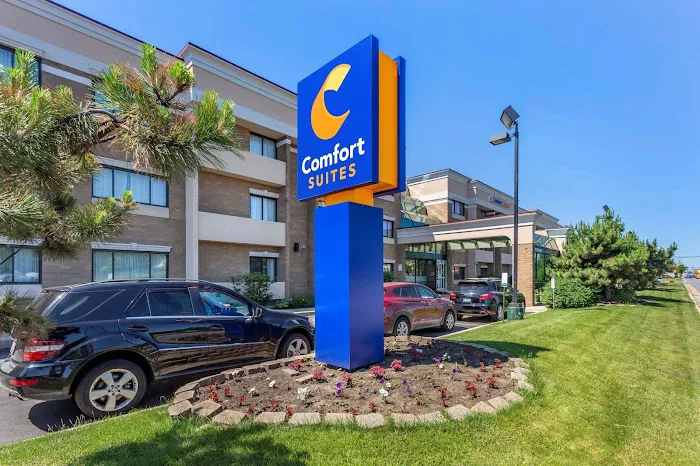 Comfort Suites Oakbrook Terrace near Oakbrook Center 4