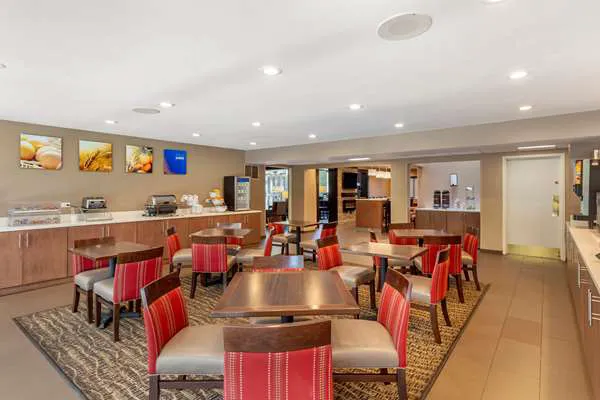 Comfort Suites Oakbrook Terrace near Oakbrook Center 4