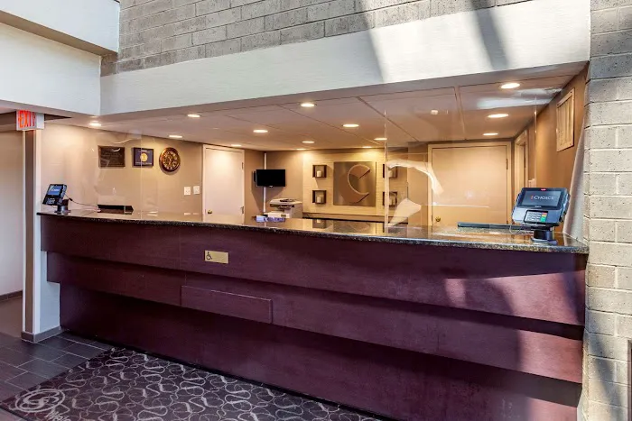 Comfort Suites Oakbrook Terrace near Oakbrook Center 4