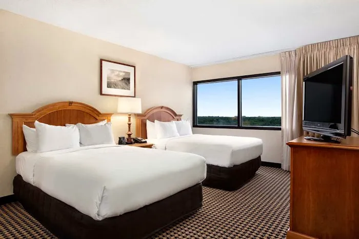 Hilton Chicago/Oak Brook Suites 4