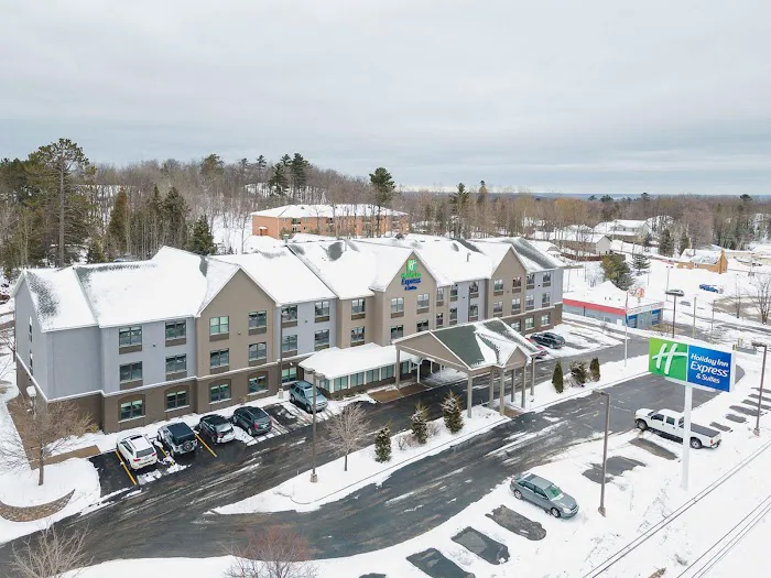 Holiday Inn Express & Suites Marquette by IHG 5