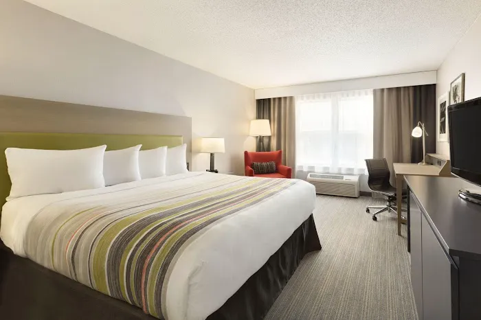 Holiday Inn Express & Suites Marquette by IHG 5