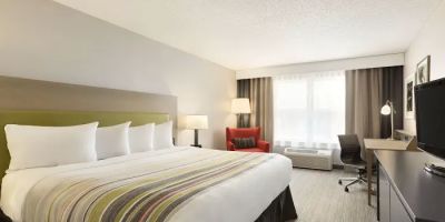Holiday Inn Express & Suites Marquette by IHG