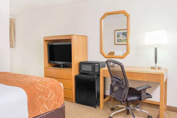 Days Inn by Wyndham Marquette 4