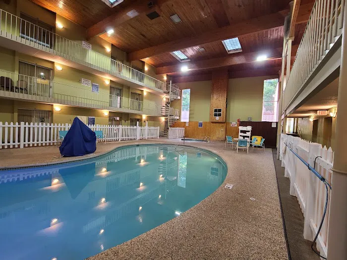 Ramada by Wyndham Marquette 4
