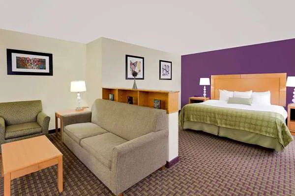 Ramada by Wyndham Marquette 4