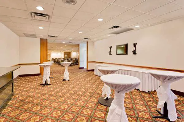 Ramada by Wyndham Marquette 4