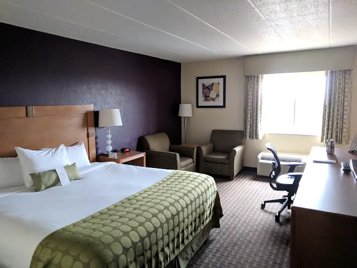 Ramada by Wyndham Marquette 4