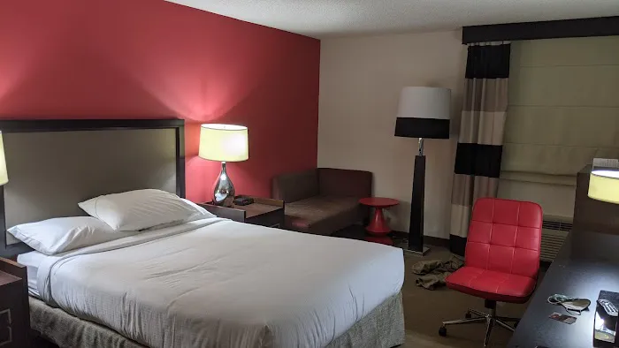 Ramada by Wyndham Marquette 4
