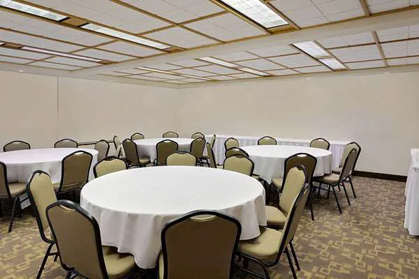 Ramada by Wyndham Marquette 4