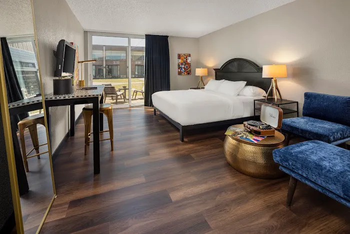 The Highlander Hotel 5