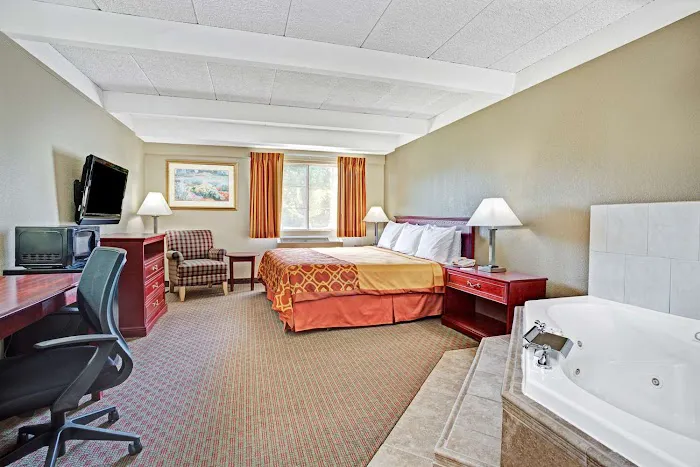 Travelodge by Wyndham Iowa City 5
