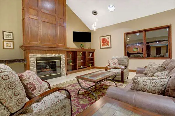 Travelodge by Wyndham Iowa City 5