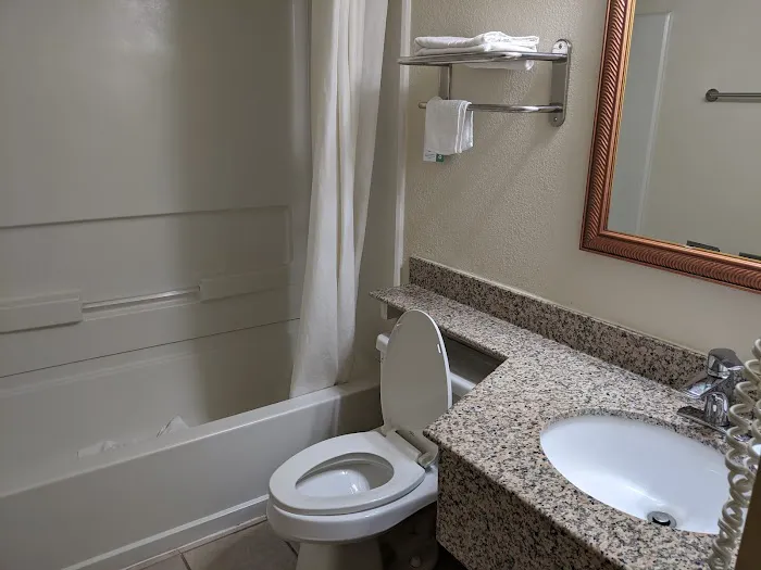 Travelodge by Wyndham Iowa City 5