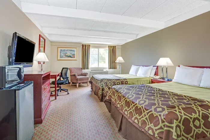 Travelodge by Wyndham Iowa City 5