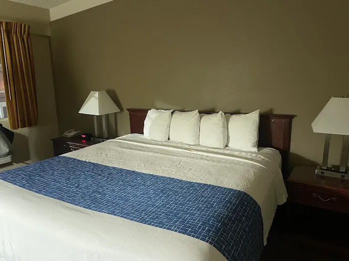 Travelodge by Wyndham Iowa City 5