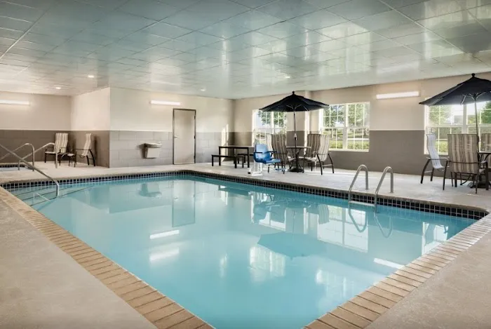 Country Inn & Suites by Radisson, Coralville, IA 4