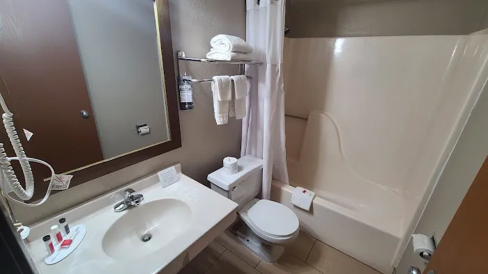 Super 8 by Wyndham Iowa City/Coralville 4