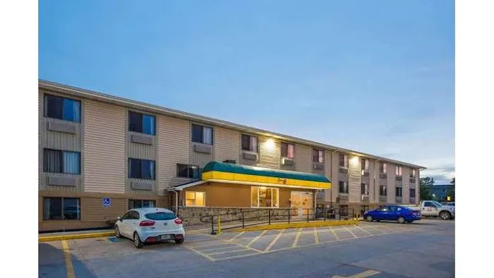Super 8 by Wyndham Iowa City/Coralville 4