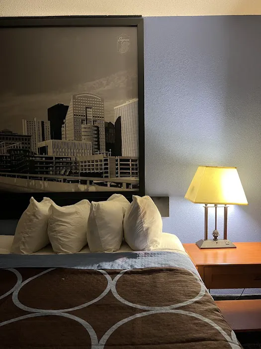 Super 8 by Wyndham Iowa City/Coralville 4