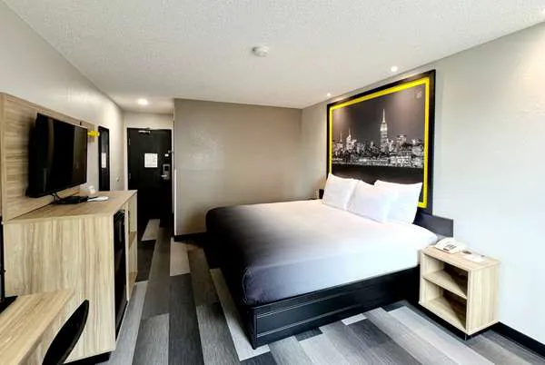 Super 8 by Wyndham Cedar Rapids 5