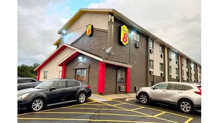 Super 8 by Wyndham Cedar Rapids 5
