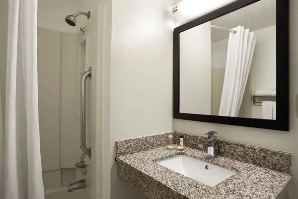 Super 8 by Wyndham Cedar Rapids 5
