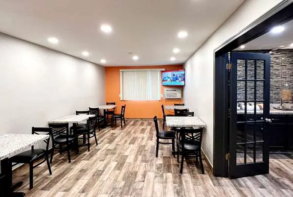 Super 8 by Wyndham Cedar Rapids 5
