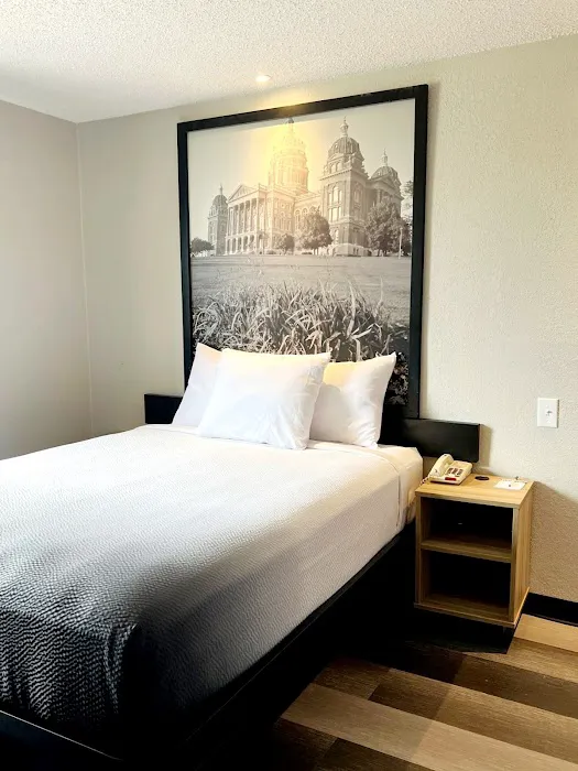 Super 8 by Wyndham Cedar Rapids 5