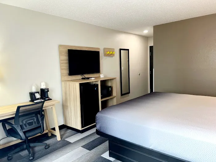 Super 8 by Wyndham Cedar Rapids 5