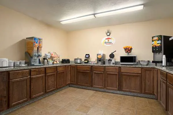 Super 8 by Wyndham Cedar Rapids 5