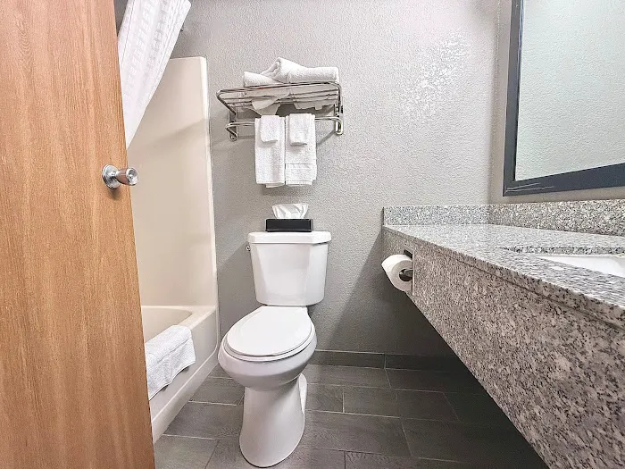 American Inn Cedar Rapids South Airport CID 5