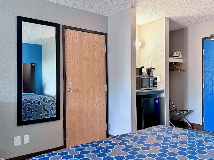 American Inn Cedar Rapids South Airport CID 5