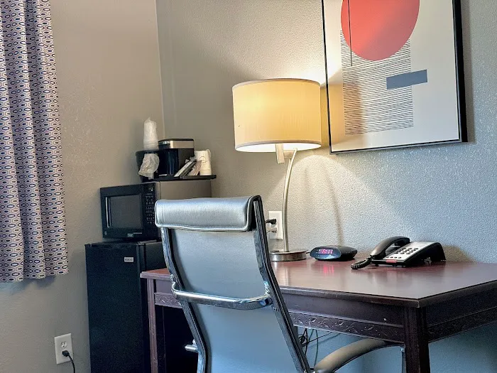 American Inn Cedar Rapids South Airport CID 5