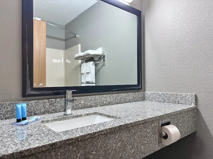 American Inn Cedar Rapids South Airport CID 5