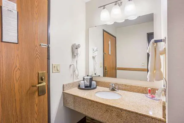 Econo Lodge 5