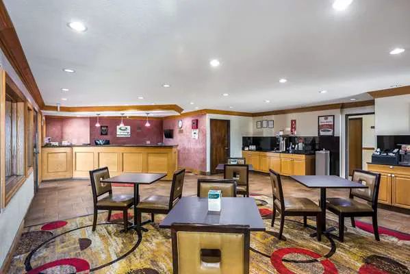 Econo Lodge 5