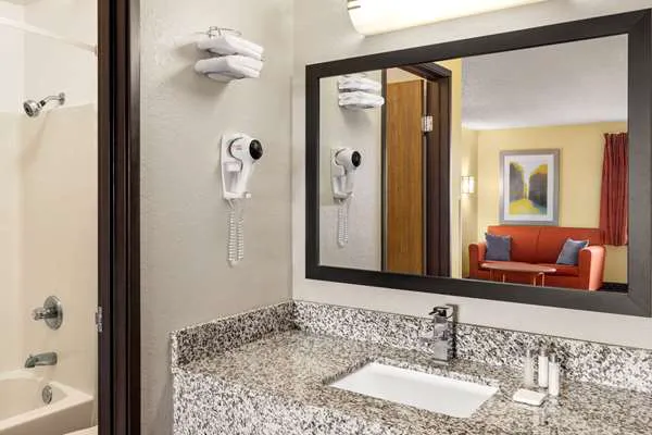 Baymont by Wyndham Cedar Rapids 5