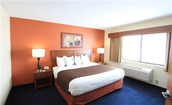 AmericInn by Wyndham Cedar Rapids Airport 4