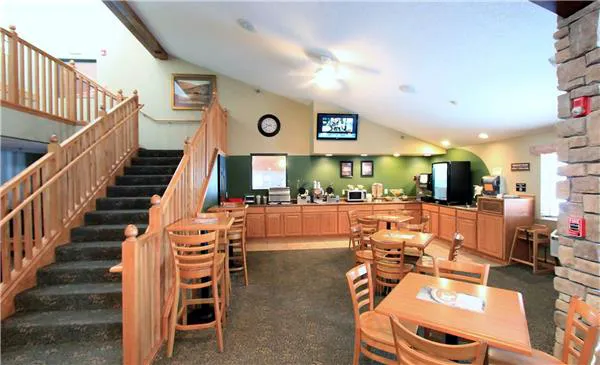 AmericInn by Wyndham Cedar Rapids Airport 4