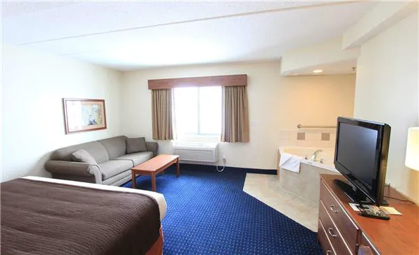 AmericInn by Wyndham Cedar Rapids Airport 4