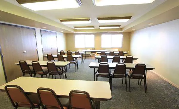 AmericInn by Wyndham Cedar Rapids Airport 4