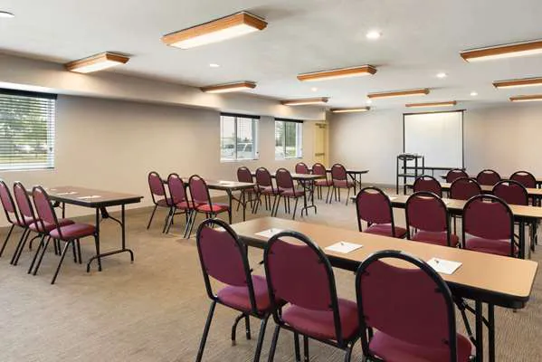 Country Inn & Suites by Radisson, Cedar Rapids Airport, IA 4