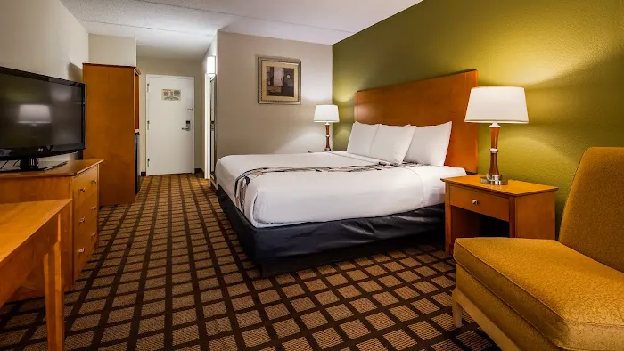 Best Western Plus Chicago Hillside 4