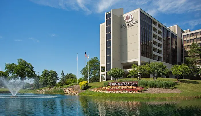 DoubleTree by Hilton Hotel Chicago - Oak Brook 4