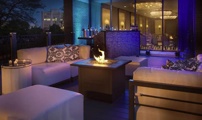 DoubleTree by Hilton Hotel Chicago - Oak Brook 4