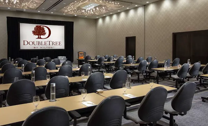 DoubleTree by Hilton Hotel Chicago - Oak Brook 4