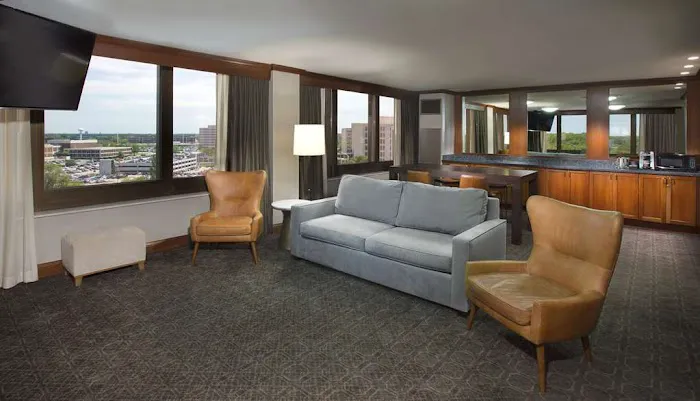 DoubleTree by Hilton Hotel Chicago - Oak Brook 4