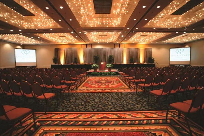 DoubleTree by Hilton Hotel Chicago - Oak Brook 4